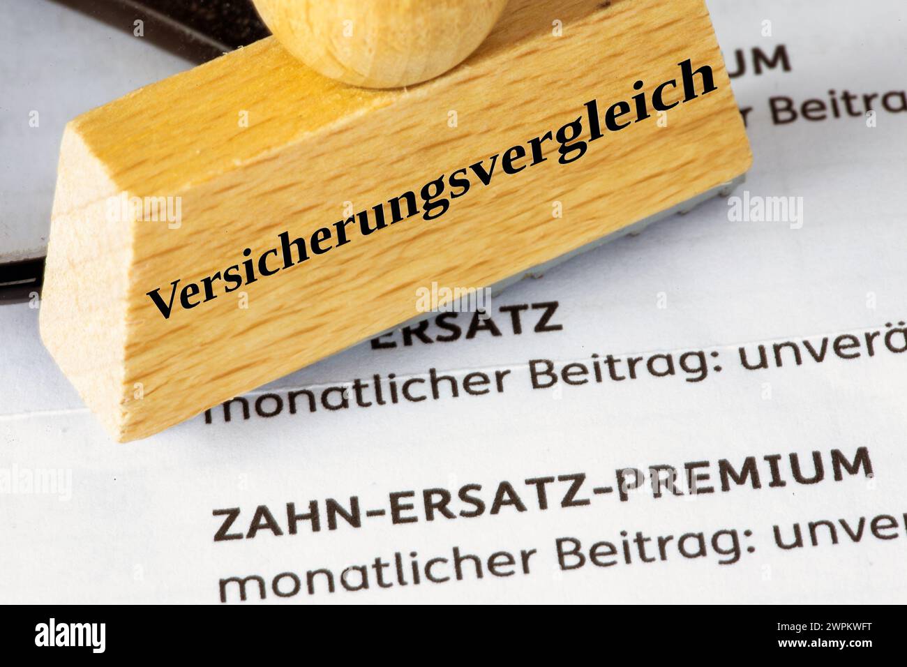 Immagine simbolo confronto assicurativo: Timbro sulla polizza assicurativa di un’assicurazione dentale complementare (Germania) Foto Stock