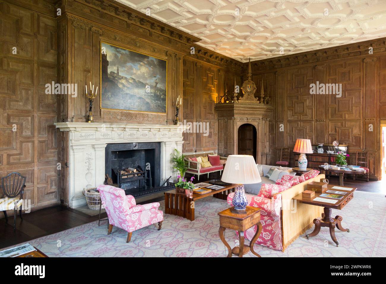 Sala Oak. Salotto con pannelli; pareti in pannelli di legno e soffitto decorativo in gesso interno del castello di Broughton, Banbury, Oxfordshire. REGNO UNITO. (134) Foto Stock