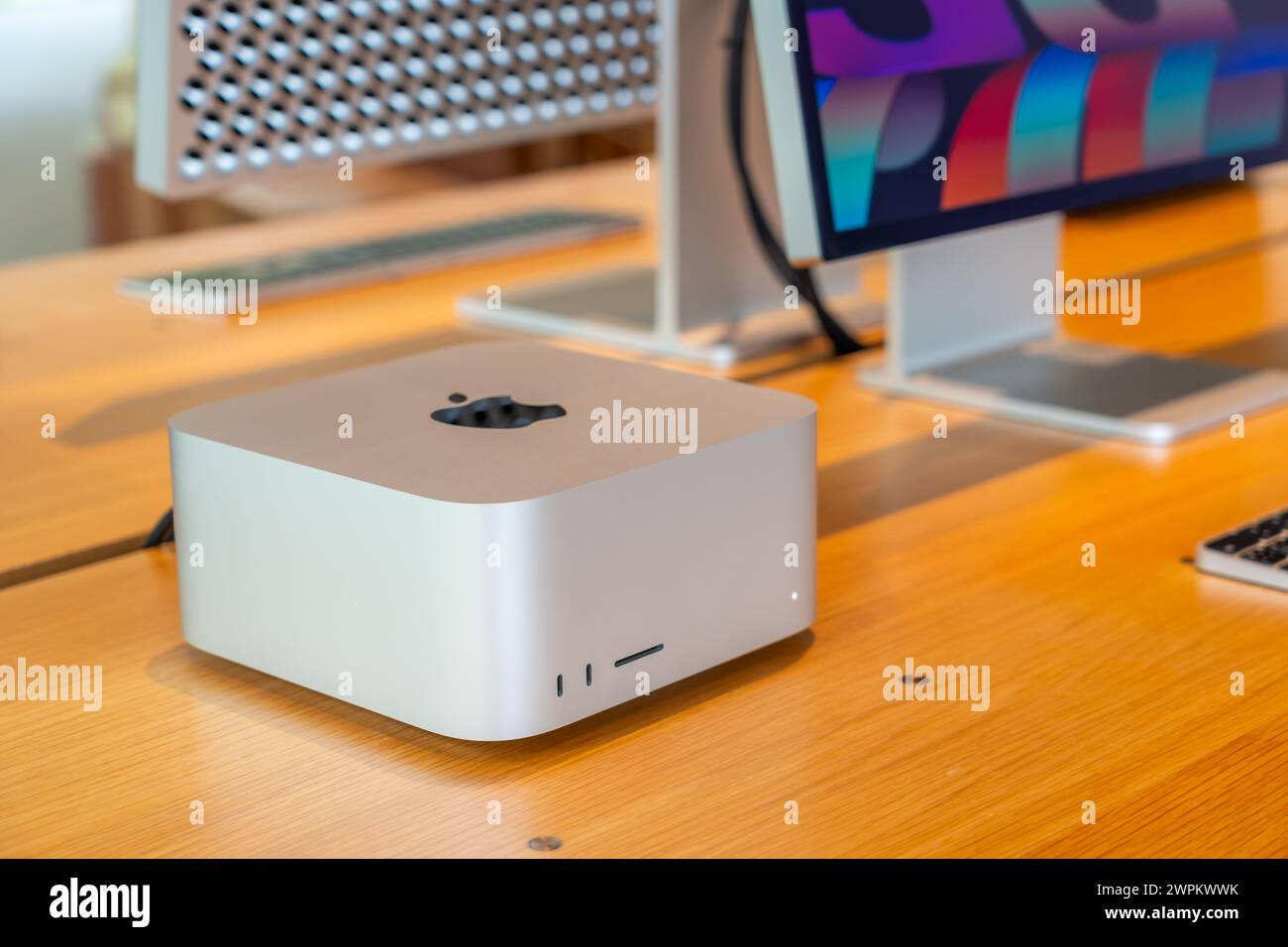Unità di sistema Mac Studio Studio display multicolore nella finestra del negozio. Thailandia, Bangkok, 24 febbraio 2024 Foto Stock