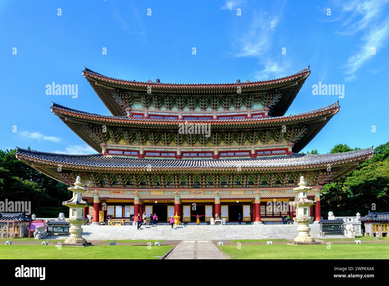 Tempio buddista Yakcheonsa, alto 30 metri, che si estende su 3305 metri quadrati, il tempio più grande dell'Asia, l'isola di Jeju, la Corea del Sud, l'Asia Foto Stock