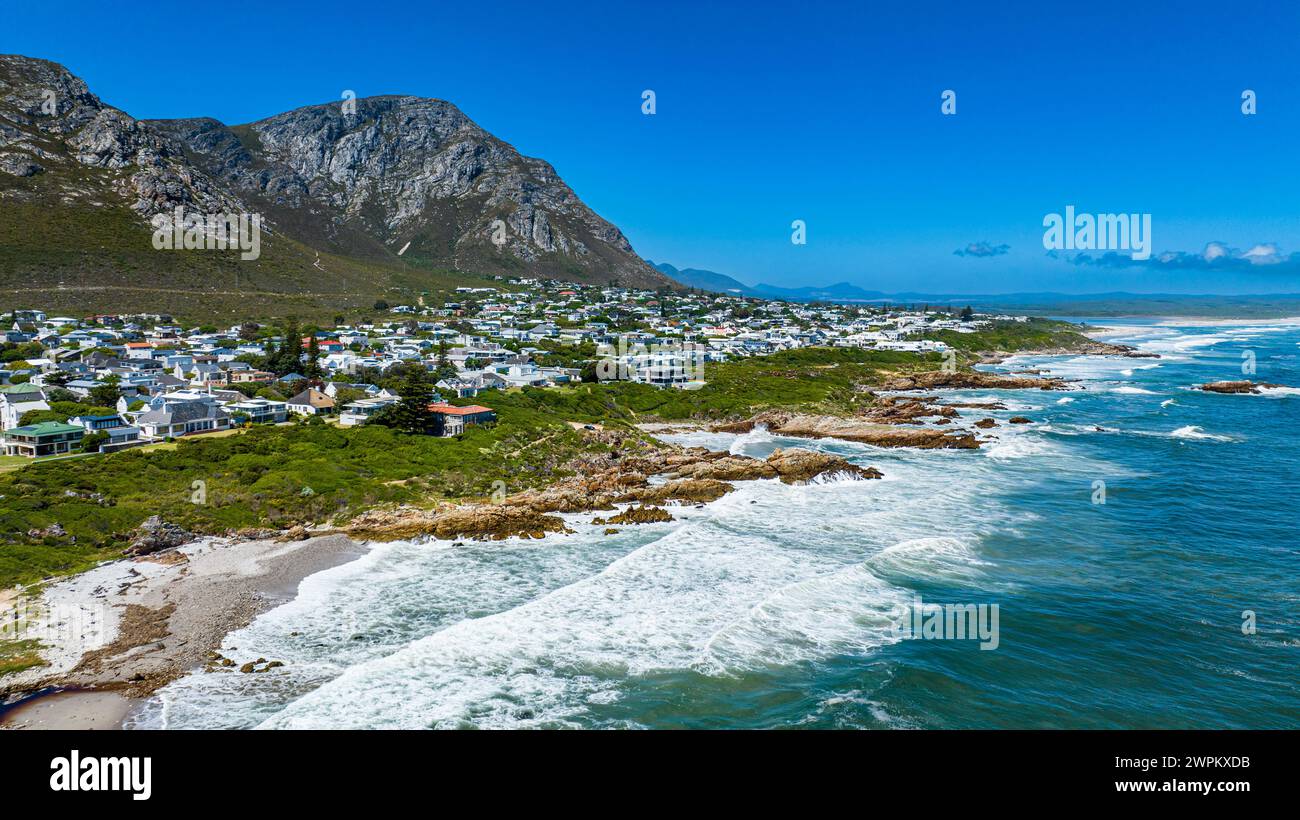 Aerea di Hermanus e delle sue spiagge bianche, Provincia del Capo Occidentale, Sudafrica, Africa Foto Stock