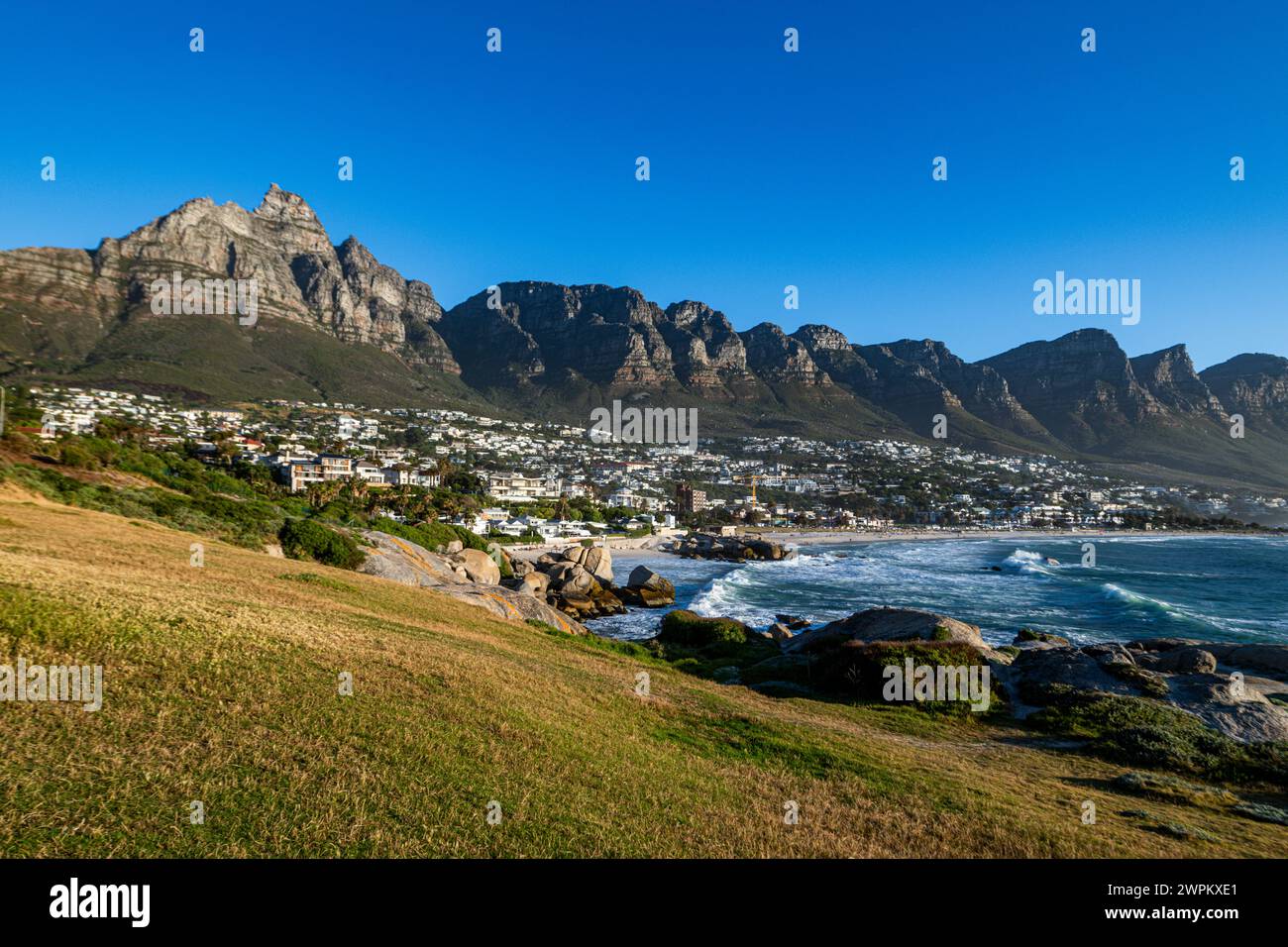 Spiaggia di sabbia fine sotto i dodici Apostoli, Camps Bay, città del Capo, Sudafrica, Africa Foto Stock