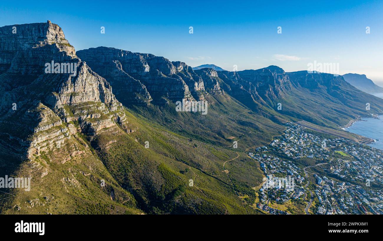 Aerial of the Table Mountain and the Twelve Apostles, città del Capo, Sudafrica, Africa Foto Stock