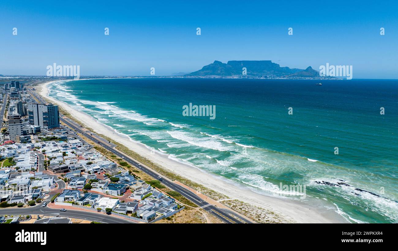 Aerea di Bloubergstrand Beach con Table Mountain sullo sfondo, Table Bay, città del Capo, Sudafrica, Africa Foto Stock