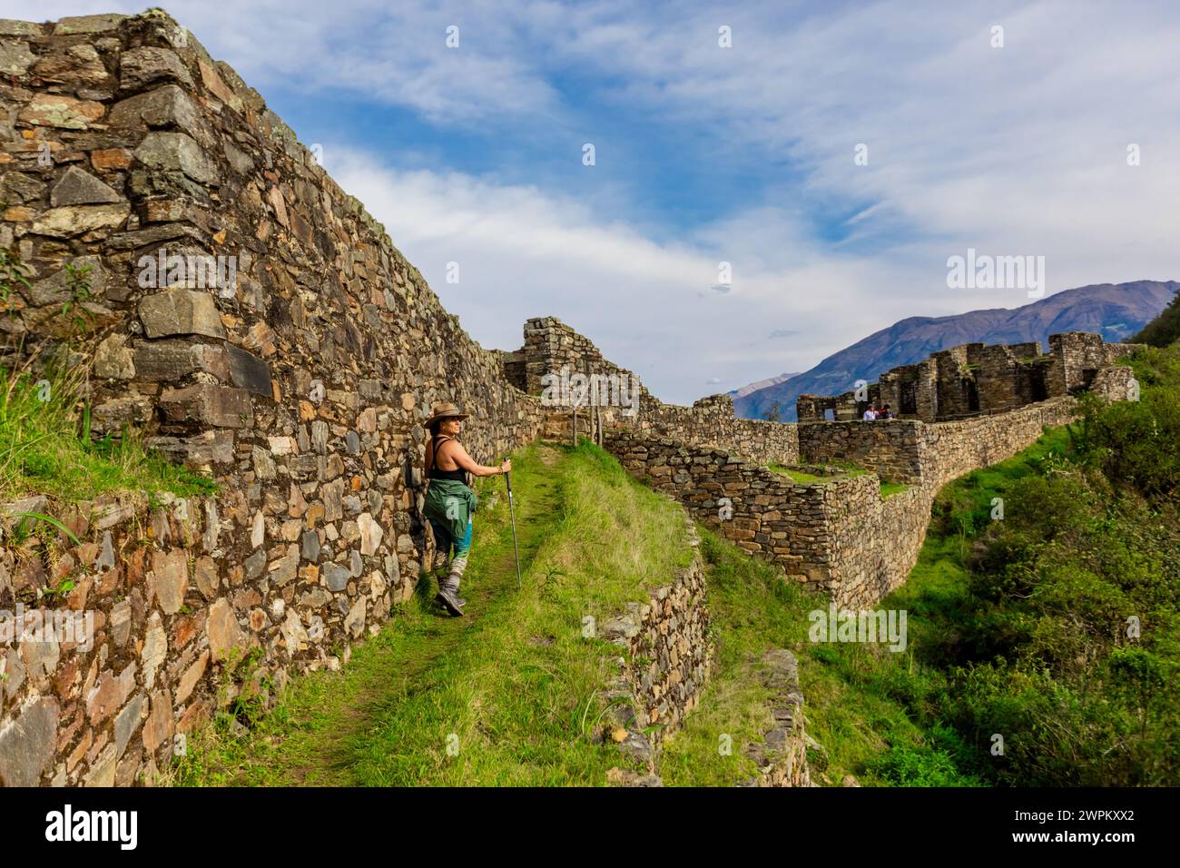 Donna che fa trekking a Choquequirao, Perù, Sud America Foto Stock