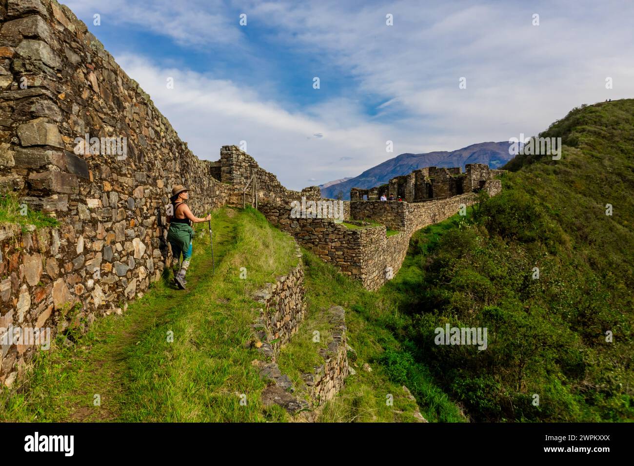 Donna che fa trekking a Choquequirao, Perù, Sud America Foto Stock