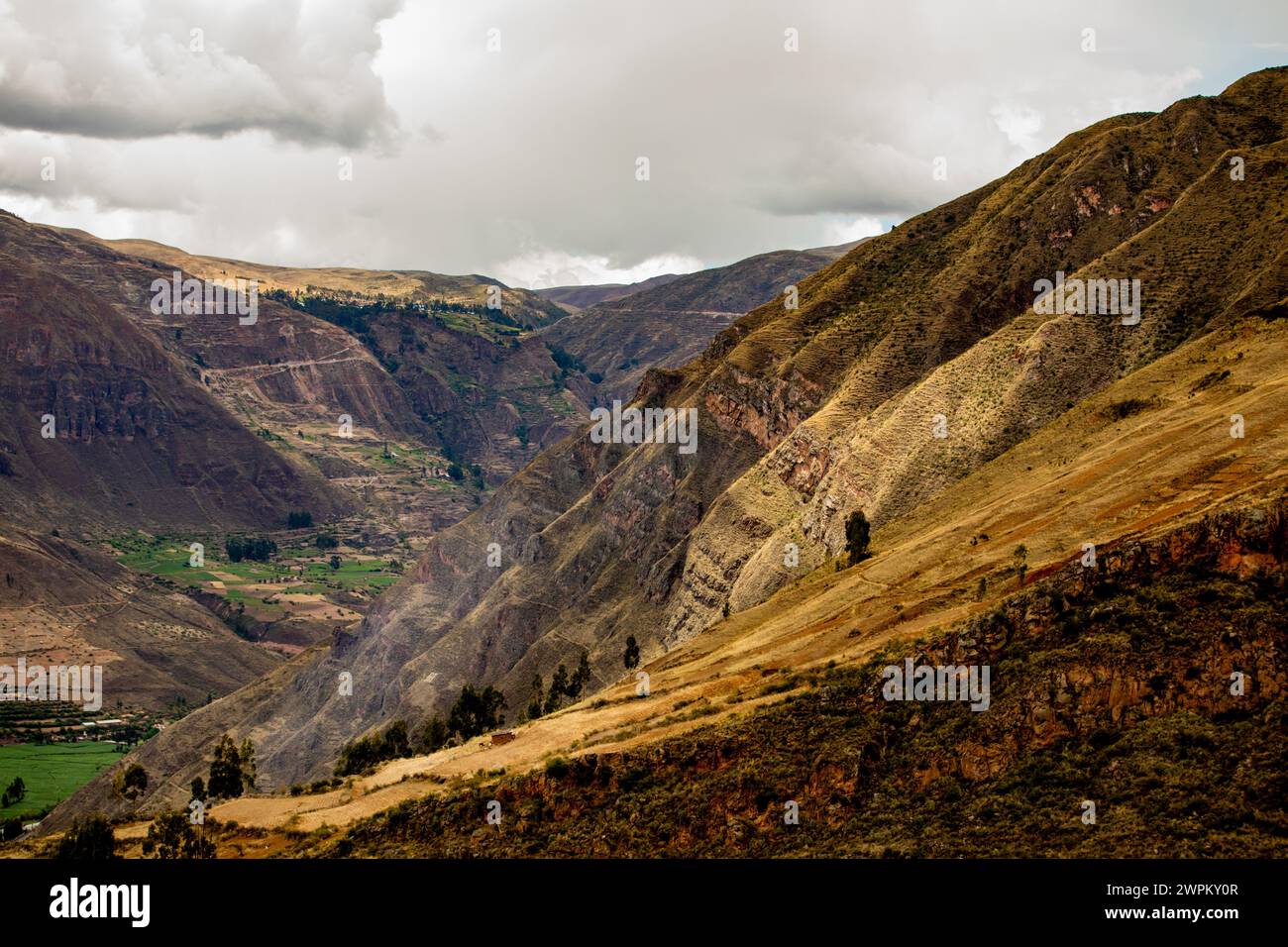 Montagne vicino alle rovine di Pisaq, Valle Sacra, Perù, Sud America Foto Stock