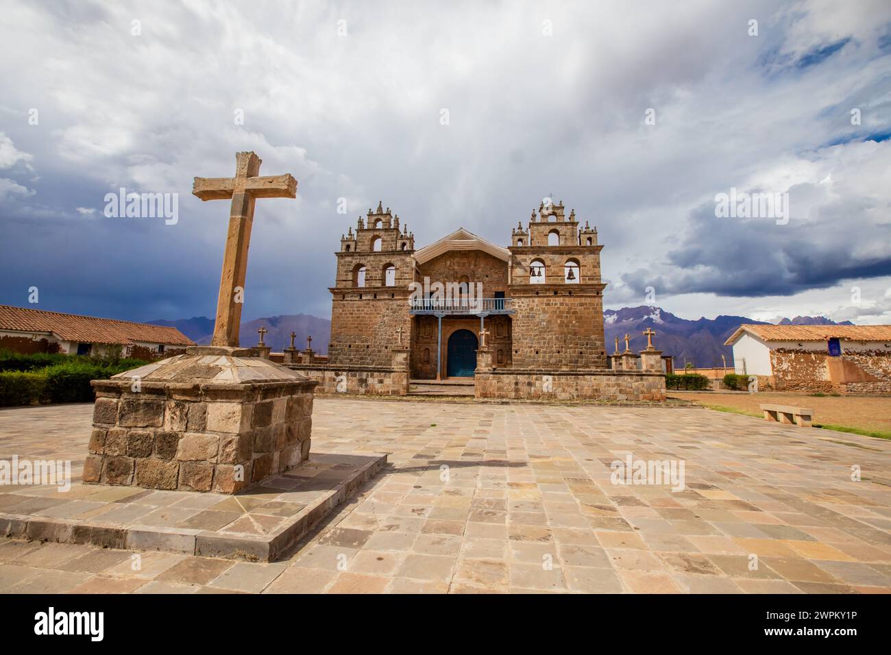 Cortile della chiesa, Ollantaytambo, Perù, Sud America Foto Stock