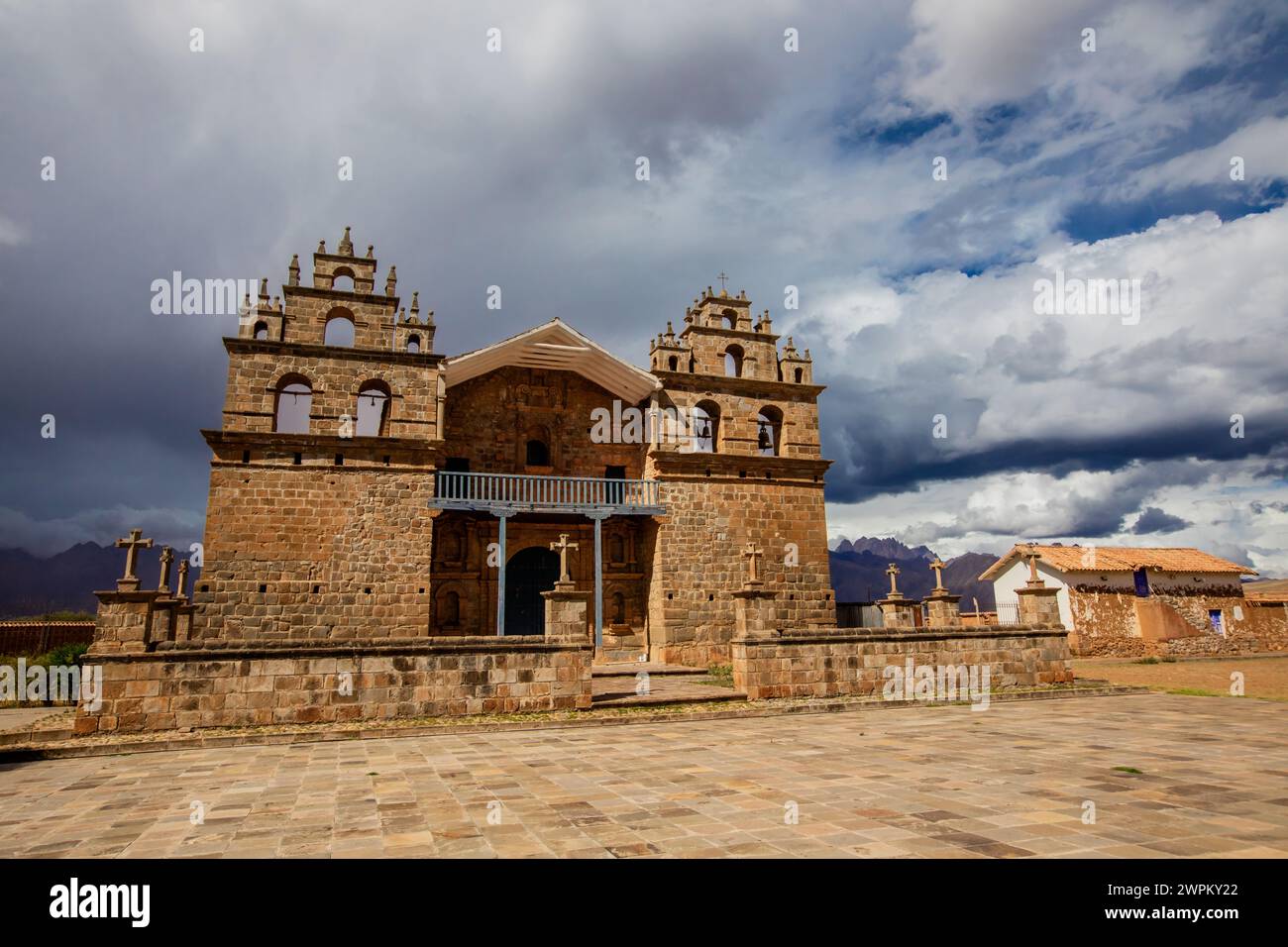 Cortile della chiesa, Ollantaytambo, Perù, Sud America Foto Stock