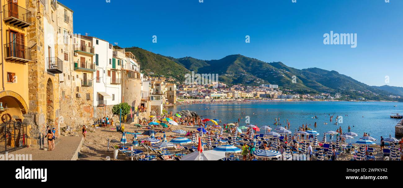 Vista panoramica del turista sulla spiaggia, sulle montagne sullo sfondo, Cefalù, Provincia di Palermo, Sicilia, Italia, Mediterraneo, Europa Foto Stock