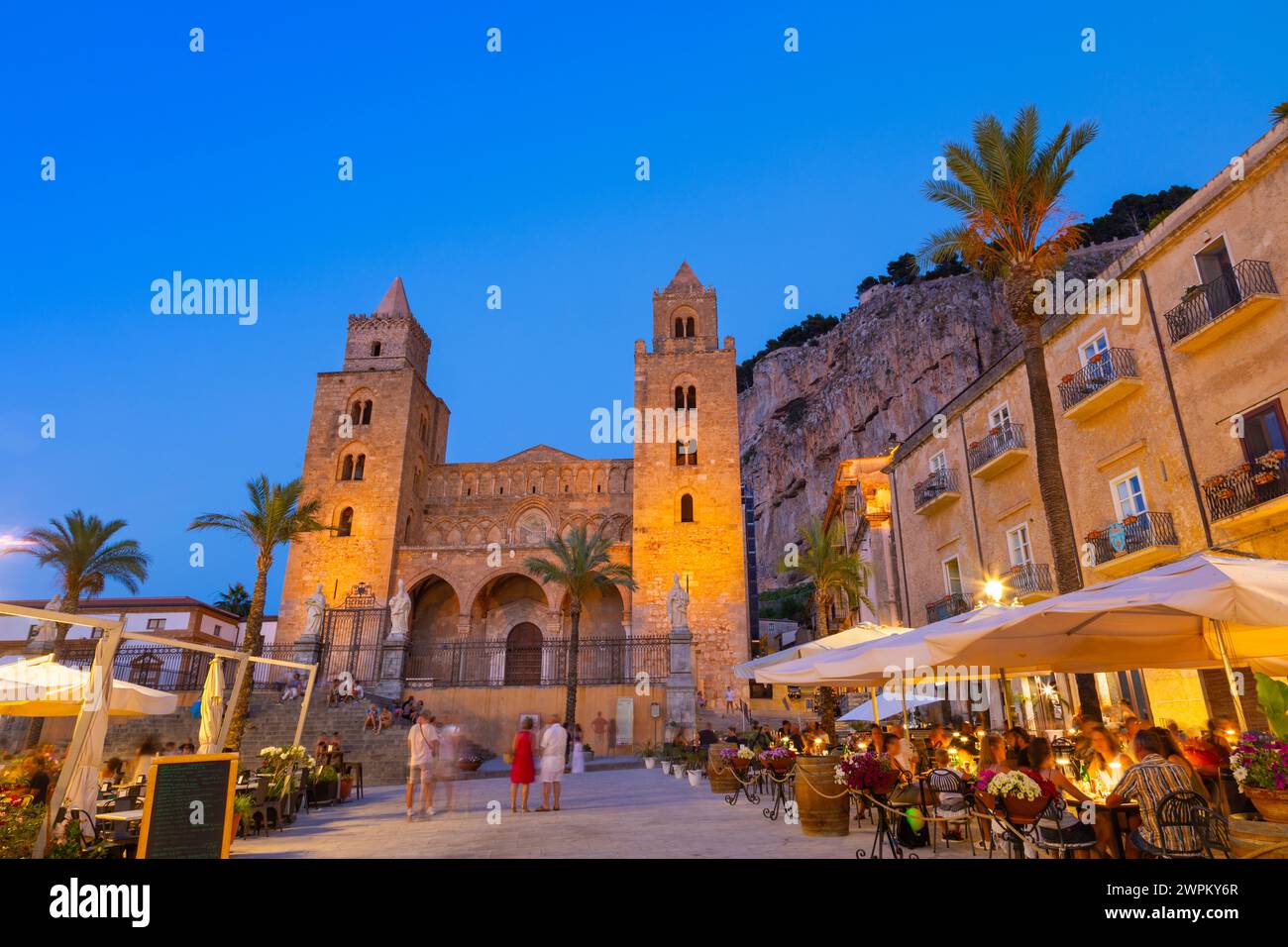 Cattedrale di Cefalù, basilica cattolica romana, stile architettonico normanno, patrimonio dell'umanità dell'UNESCO, provincia di Palermo, Sicilia, Italia Foto Stock