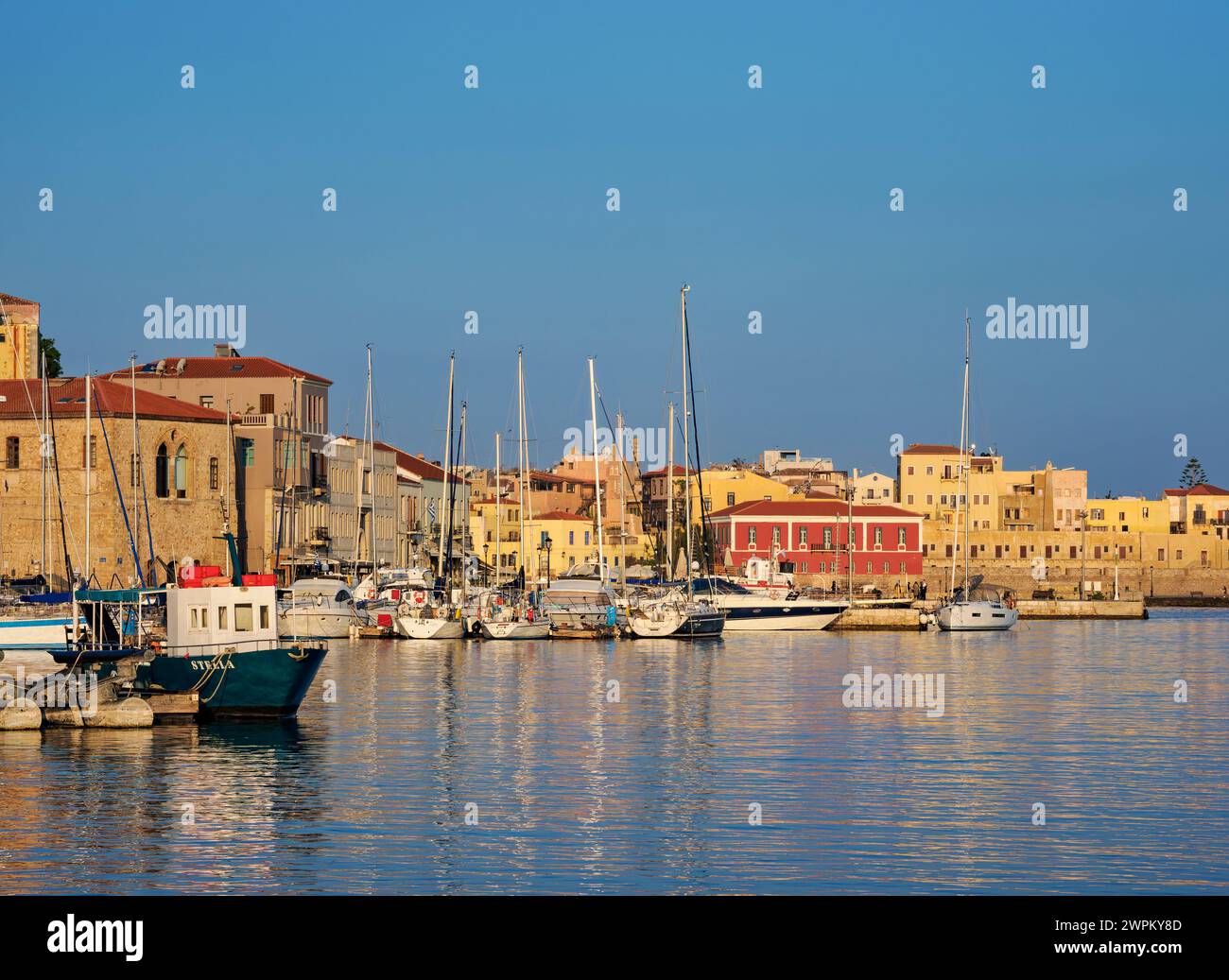 Old Town Marina at Sunrise, città di Chania, Creta, Isole greche, Grecia, Europa Foto Stock
