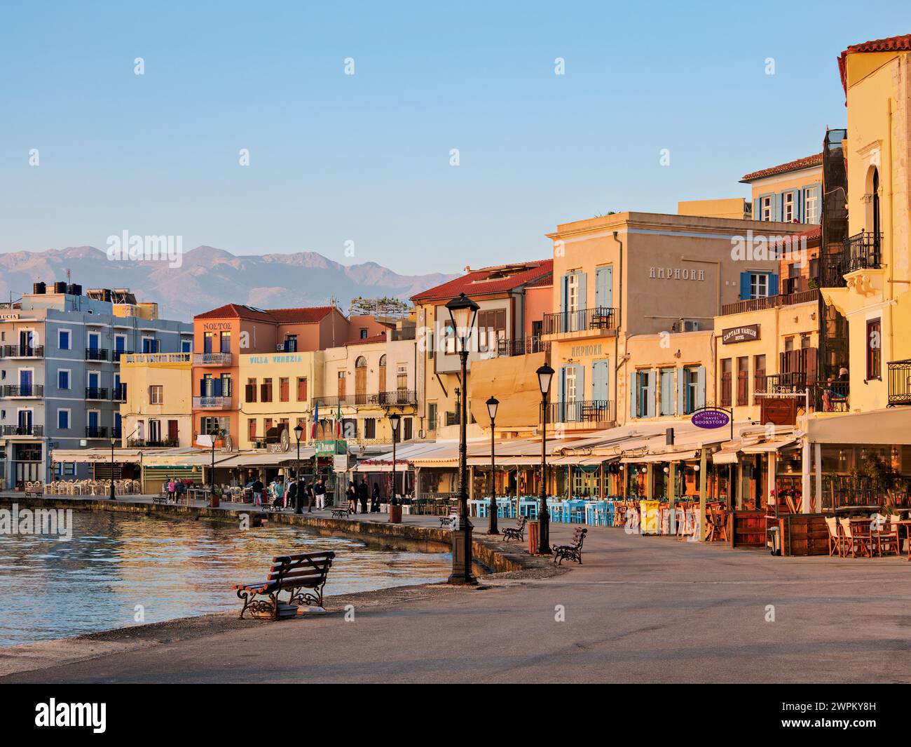 Old Town Waterfront at Sunrise, città di Chania, Creta, Isole greche, Grecia, Europa Foto Stock