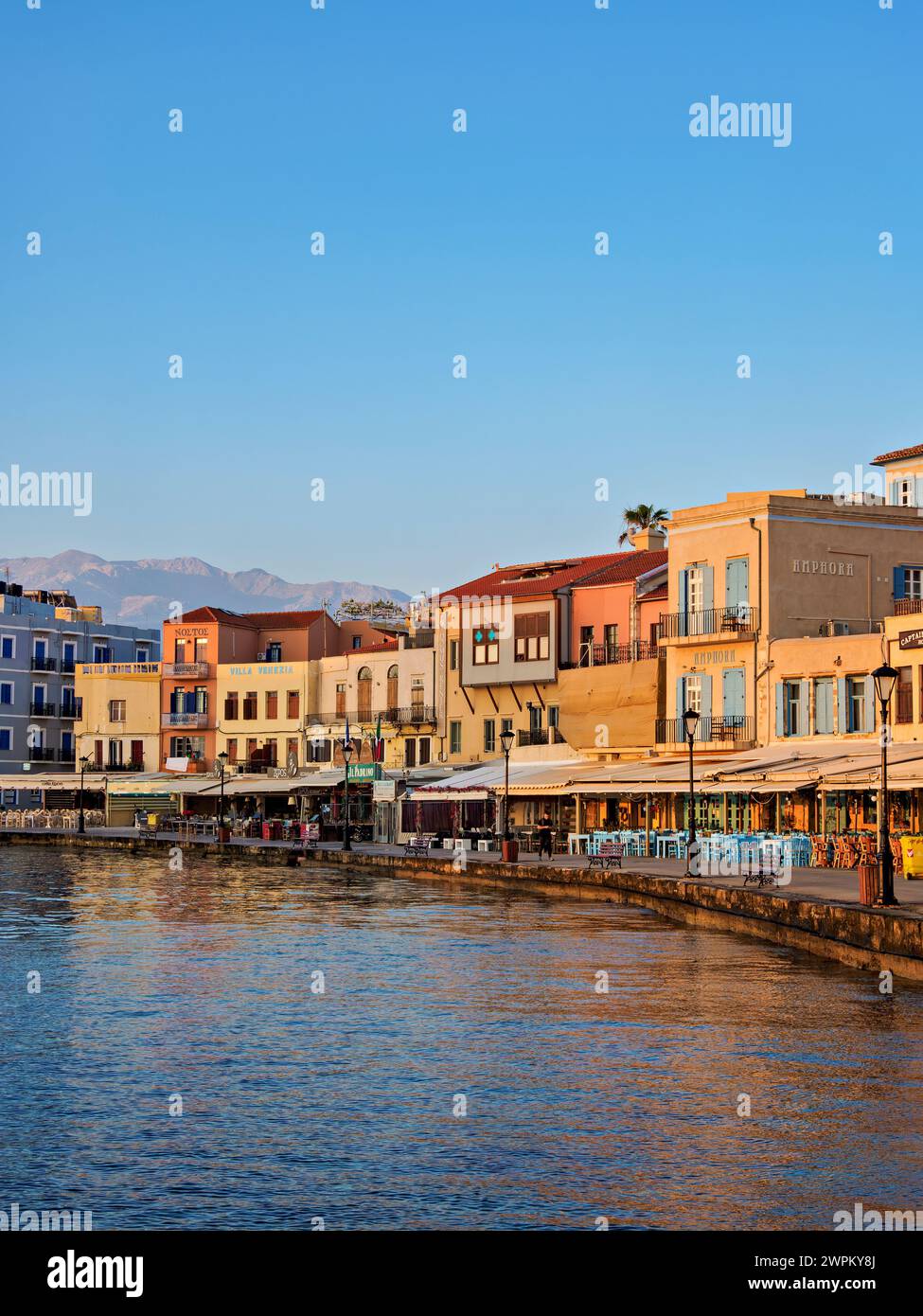 Old Town Waterfront at Sunrise, città di Chania, Creta, Isole greche, Grecia, Europa Foto Stock