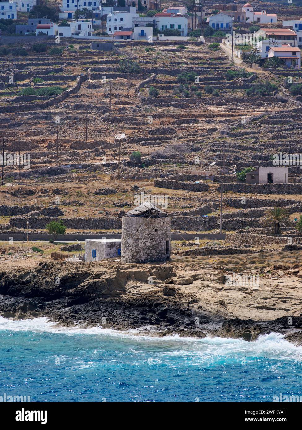 Mulino a vento sulla costa nei pressi di ven, Kasos Island, Dodecaneso, Isole greche, Grecia, Europa Foto Stock