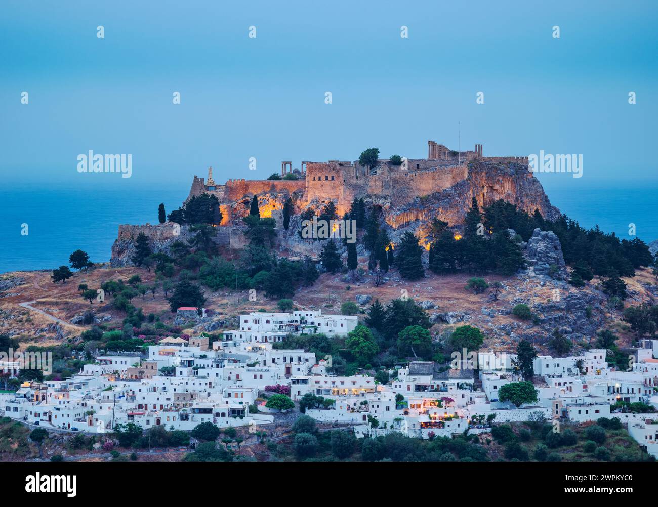 Vista verso l'Acropoli di Lindo al crepuscolo, isola di Rodi, Dodecaneso, isole greche, Grecia, Europa Foto Stock