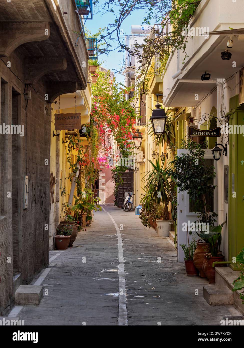 Via del centro storico, città di Rethymno, regione di Rethymno, Creta, Isole greche, Grecia, Europa Foto Stock