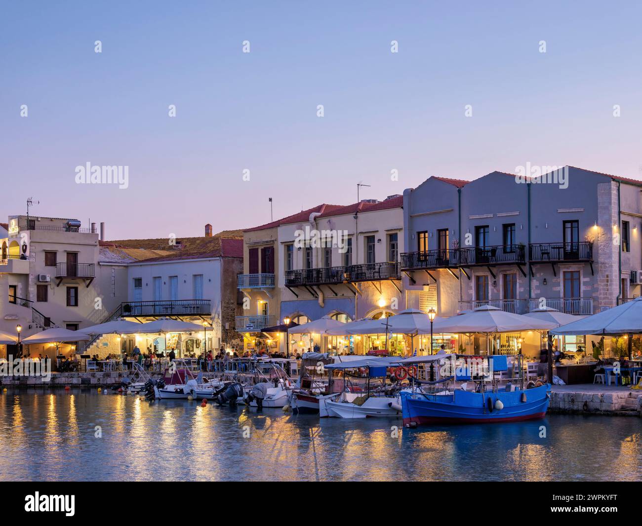 Vecchio porto veneziano, crepuscolo, città di Rethymno, regione di Rethymno, Creta, isole greche, Grecia, Europa Foto Stock