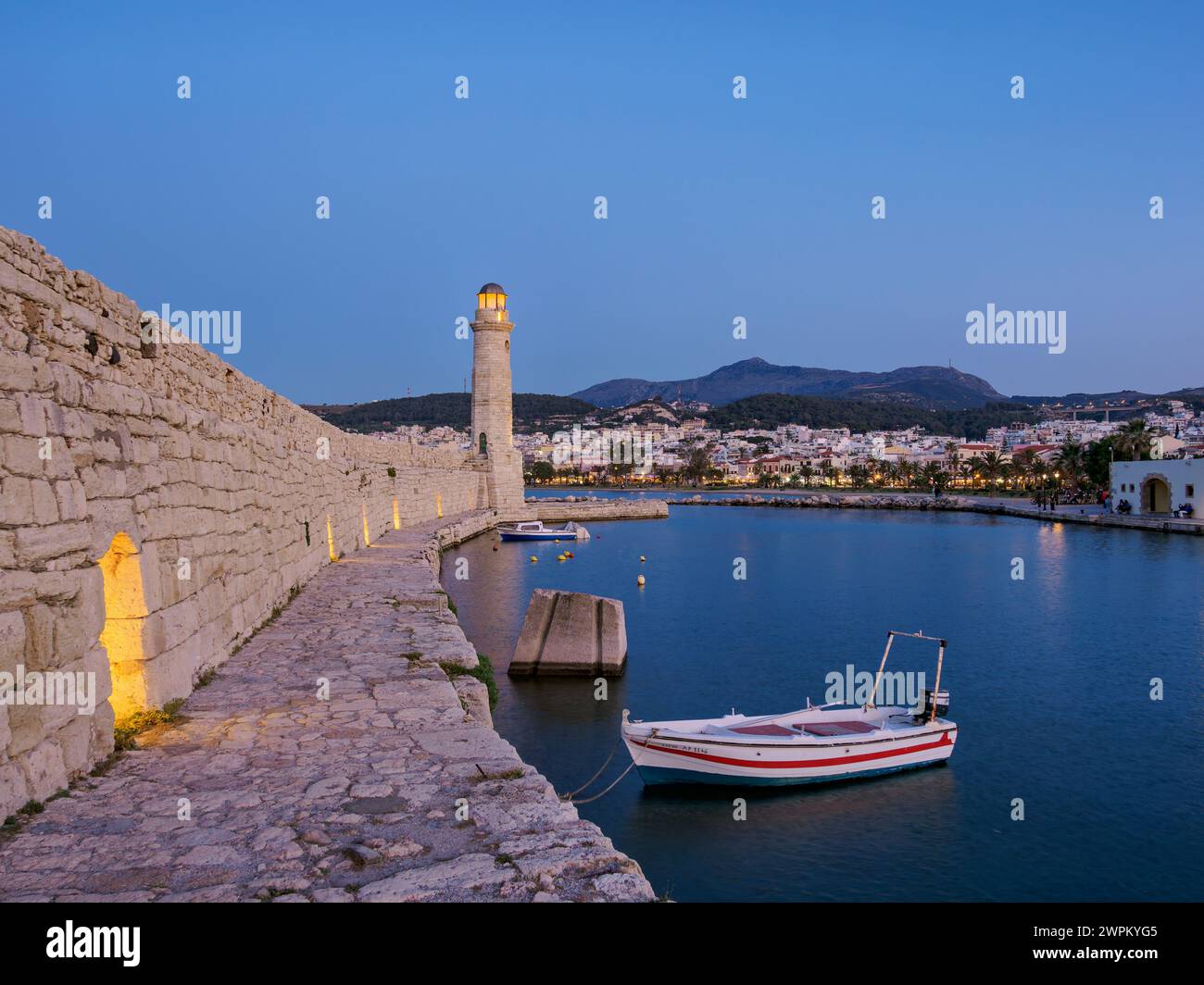 Faro al vecchio porto veneziano, crepuscolo, città di Rethymno, regione di Rethymno, Creta, isole greche, Grecia, Europa Foto Stock