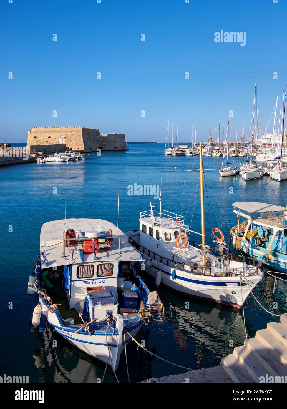 Vecchio porto veneziano e fortezza di Koules, città di Heraklion, Creta, isole greche, Grecia, Europa Foto Stock