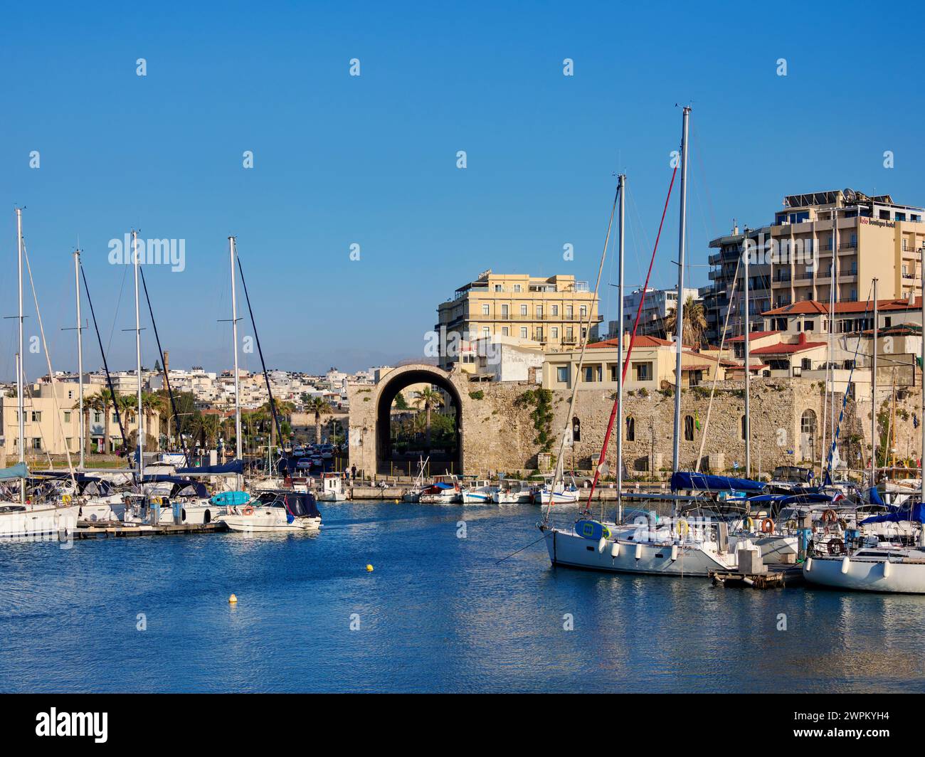 Cantieri navali veneziani presso il Porto Vecchio, città di Heraklion, Creta, isole greche, Grecia, Europa Foto Stock