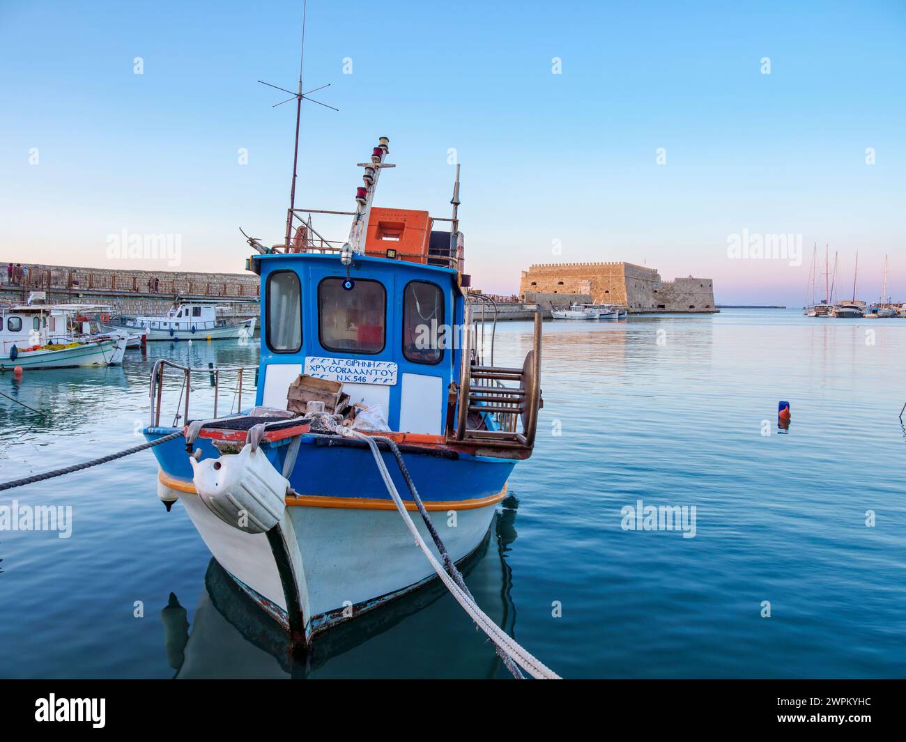 Vecchio porto veneziano e fortezza di Koules al tramonto, città di Heraklion, Creta, isole greche, Grecia, Europa Foto Stock