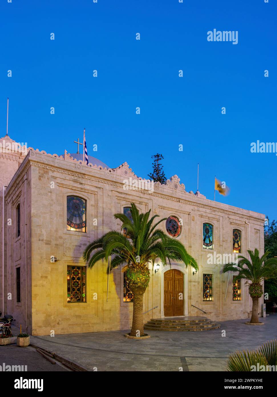 La Basilica di San Tito al crepuscolo, città di Heraklion, Creta, isole greche, Grecia, Europa Foto Stock