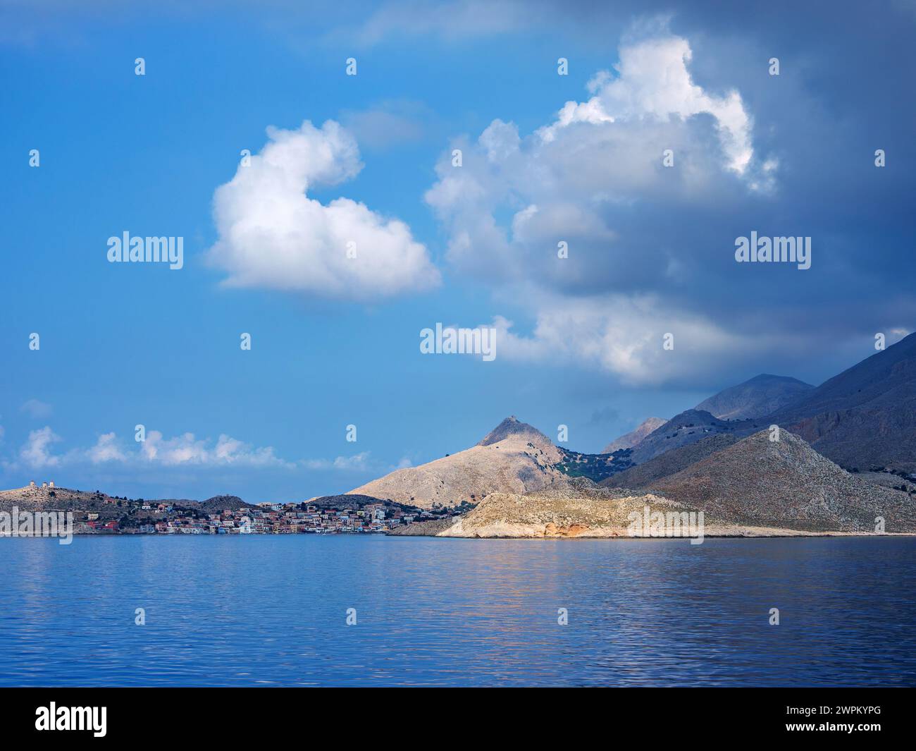 Vista verso l'isola di Halki, il Dodecaneso, le isole greche, la Grecia e l'Europa Foto Stock