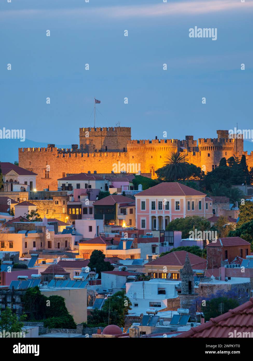 Palazzo del Gran Maestro dei Cavalieri di Rodi al crepuscolo, sito patrimonio dell'umanità dell'UNESCO, città vecchia medievale, città di Rodi, isola di Rodi, Dodecaneso Foto Stock