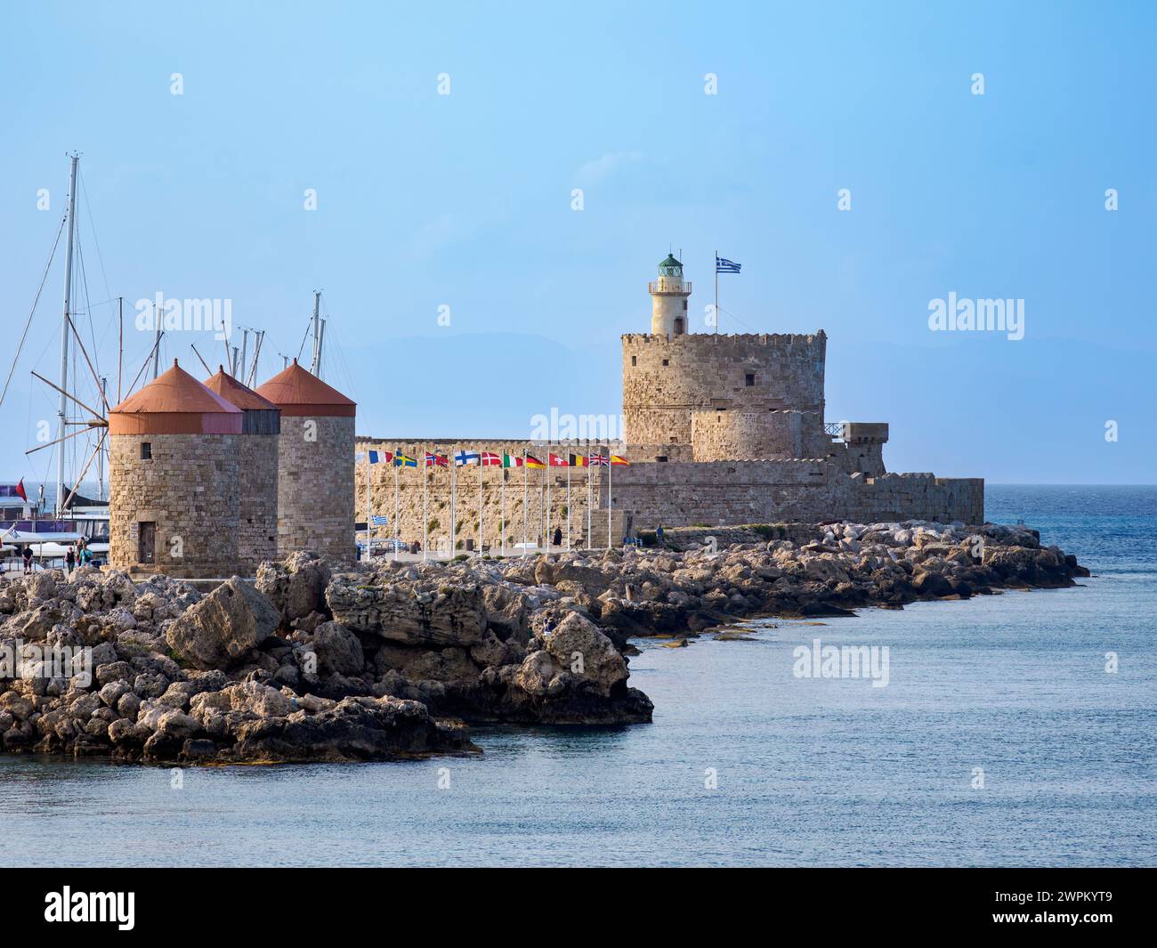 Mulini a vento e fortezza di San Nicola, Rodi, Rodi, Dodecaneso, isole greche, Grecia, Europa Foto Stock