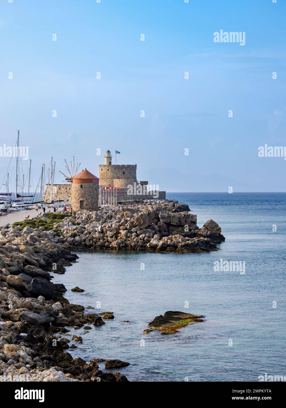 Mulini a vento e fortezza di San Nicola, Rodi, Rodi, Dodecaneso, isole greche, Grecia, Europa Foto Stock