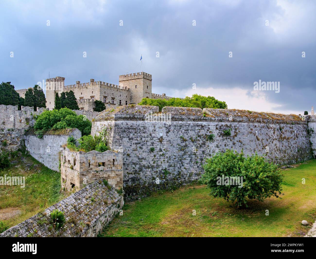 Mura difensive e Palazzo del Gran Maestro dei Cavalieri di Rodi, UNESCO, città vecchia medievale, città di Rodi, Isola di Rodi, Dodecaneso Foto Stock