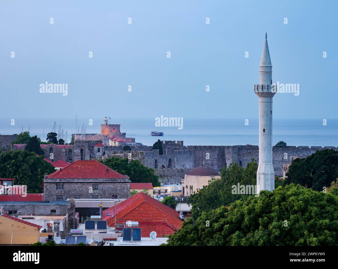 Ammira la moschea di Ibrahim Pasha il minareto e la città vecchia medievale verso la fortezza di San Nicola al crepuscolo, Rodi, Rodi, l'isola di Rodi e il Dodecaneso Foto Stock