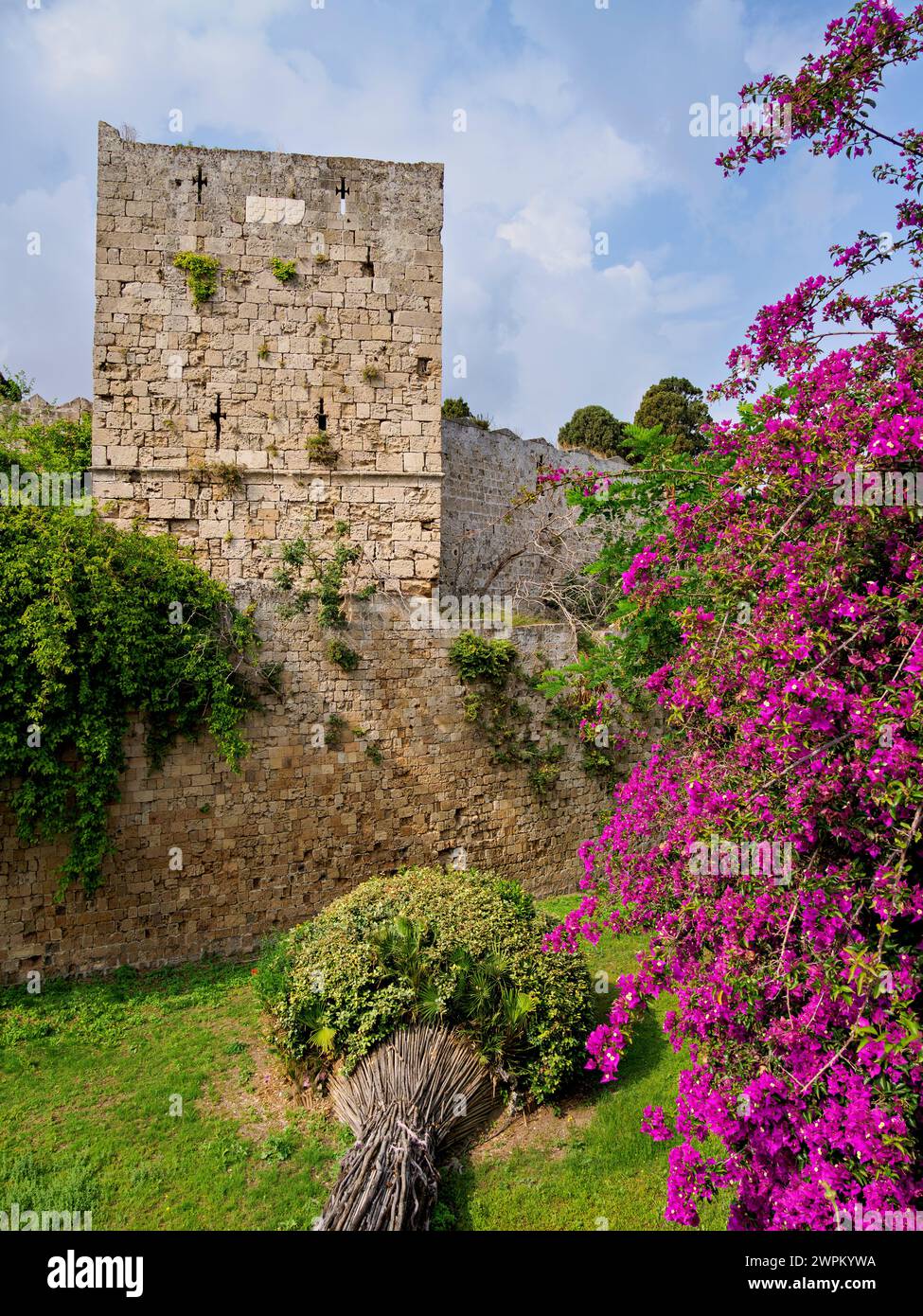 Mura difensive della città vecchia medievale, Rodi, Rodi, Rodi, Dodecaneso, isole greche, Grecia, Europa Foto Stock