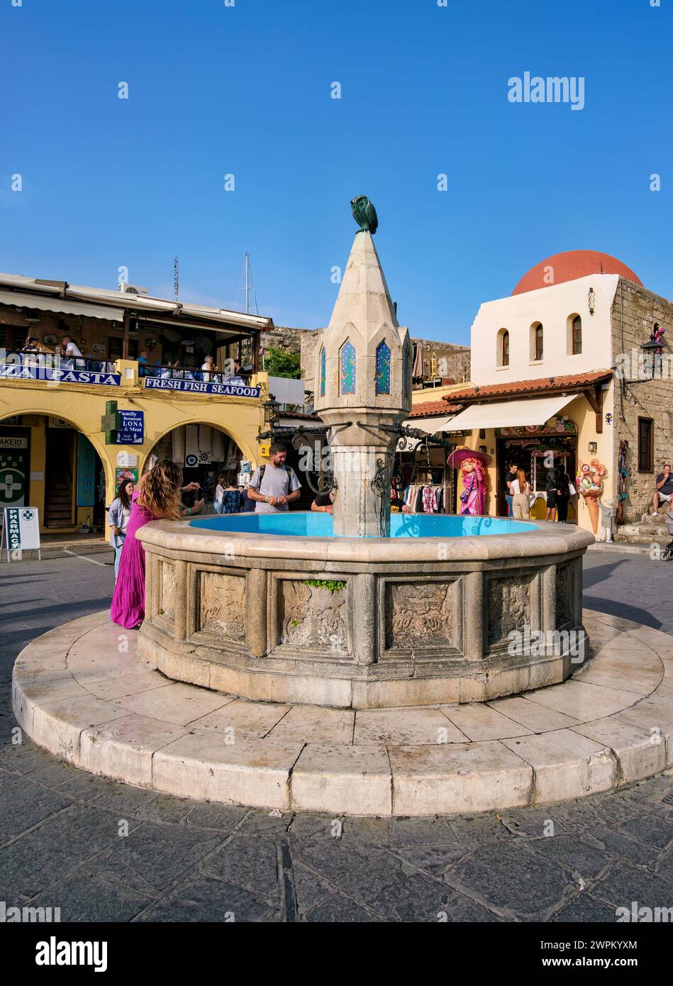 Fontana in Piazza Ippocrate, centro storico medievale, Rodi, Isola di Rodi, Dodecaneso, isole greche, Grecia, Europa Foto Stock