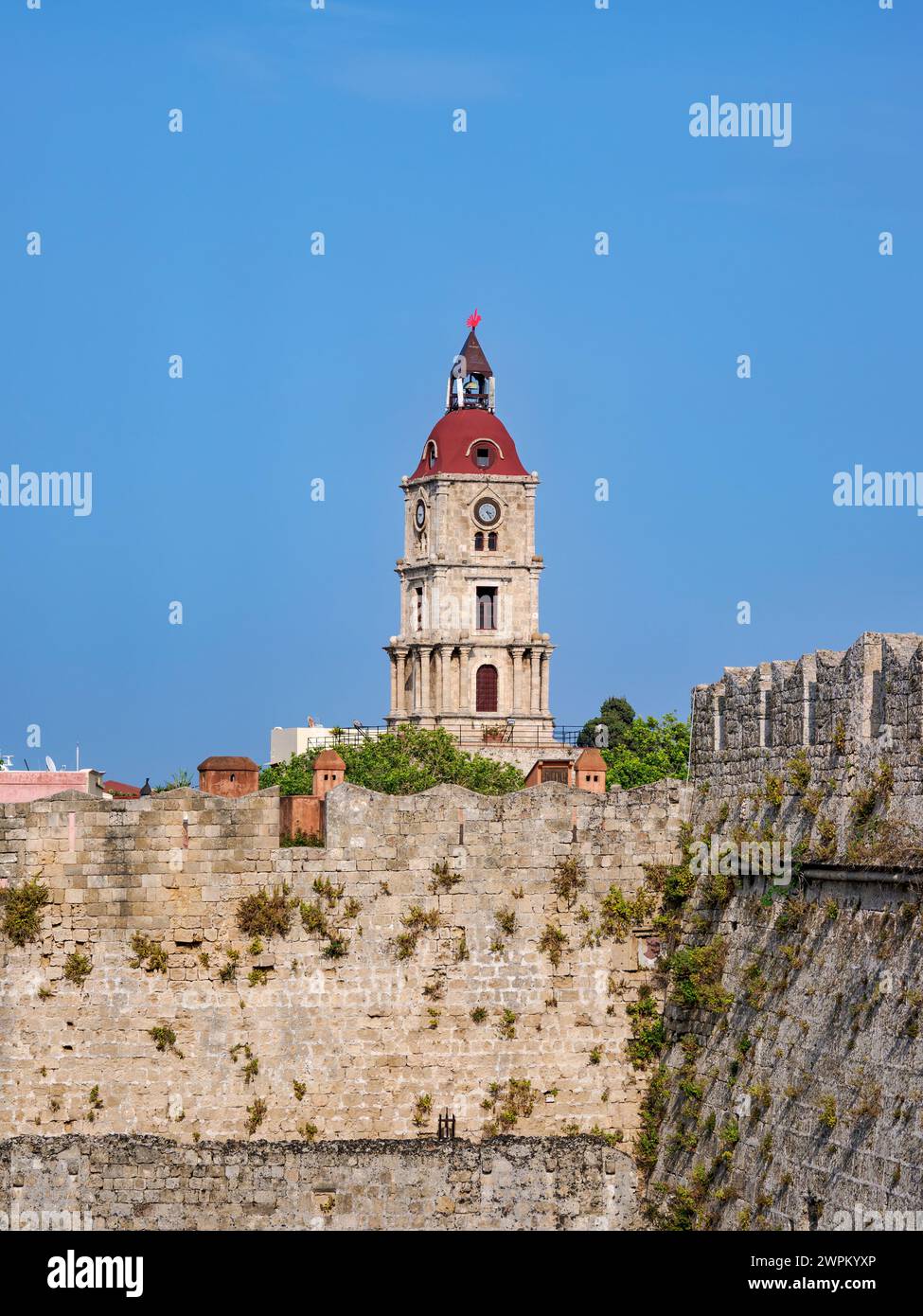 Mura difensive e Torre dell'orologio, centro storico medievale, Rodi, Isola di Rodi, Dodecaneso, isole greche, Grecia, Europa Foto Stock