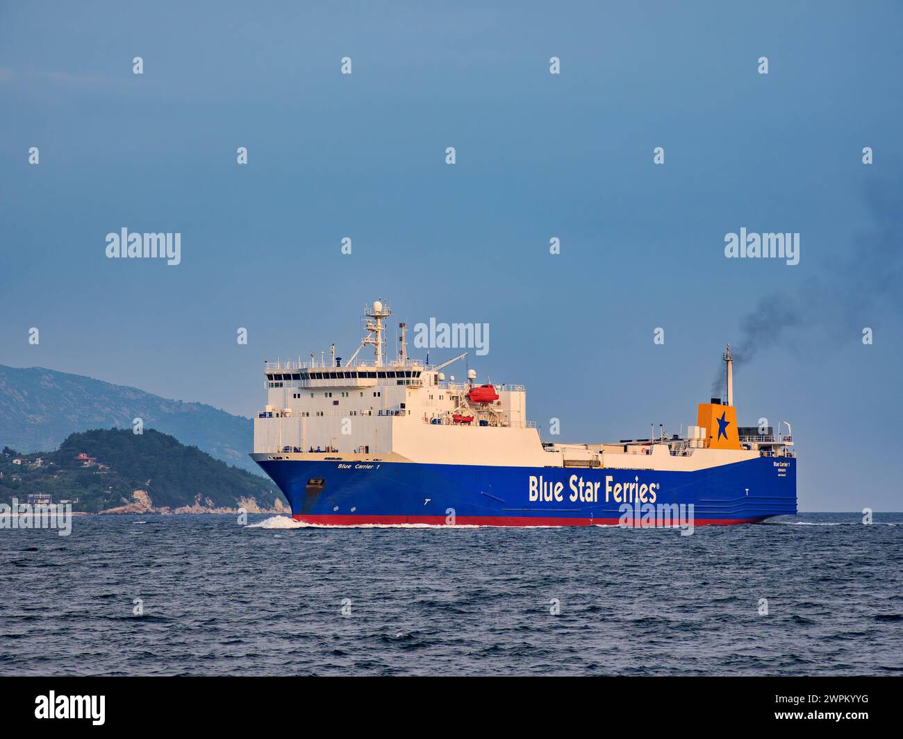 Traghetto Blue Star che arriva al porto di Samos, Isola di Samos, Egeo settentrionale, Isole greche, Grecia, Europa Foto Stock