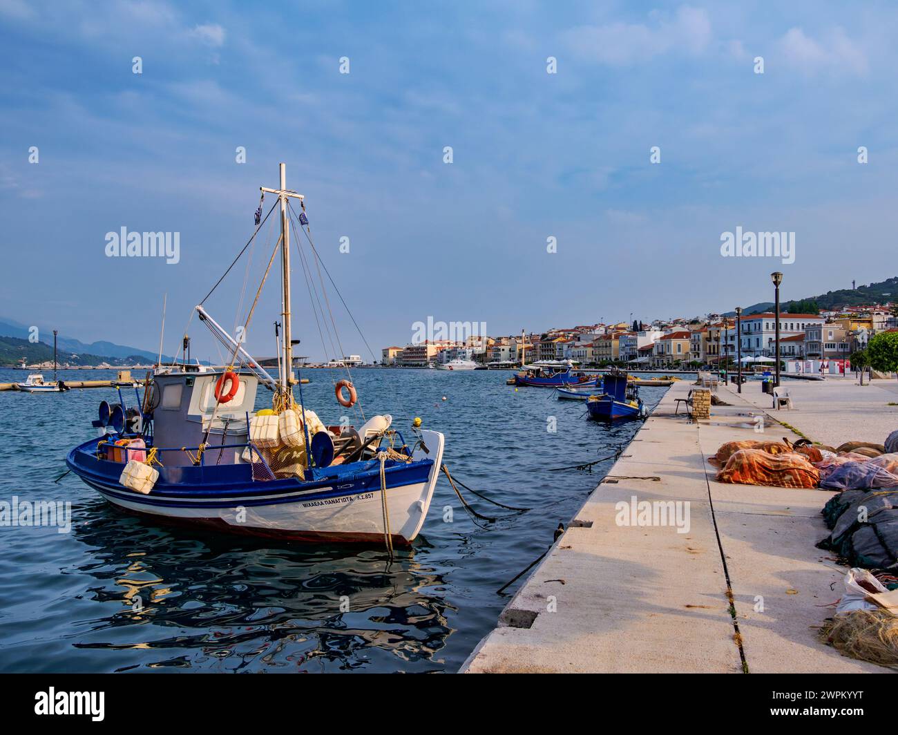 Peschereccio al porto di Samos, Isola di Samos, Egeo settentrionale, Isole greche, Grecia, Europa Foto Stock