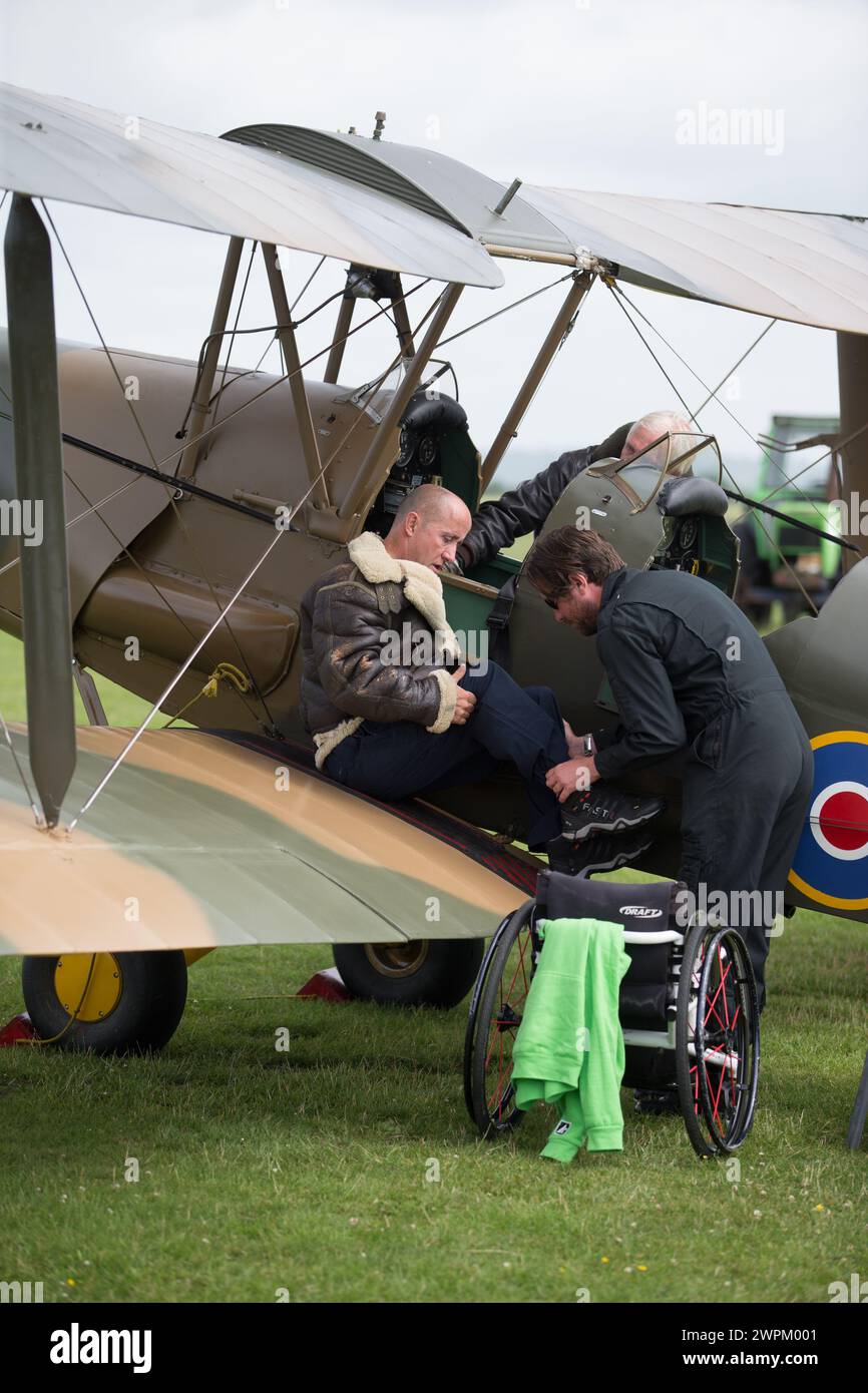 01/07/15 veterano ferito si prepara per il volo Tiger Moth. *** STORIA COMPLETA QUI: http://www.fstoppress.com/articles/flying-for-heroes/ *** Uno speci Foto Stock