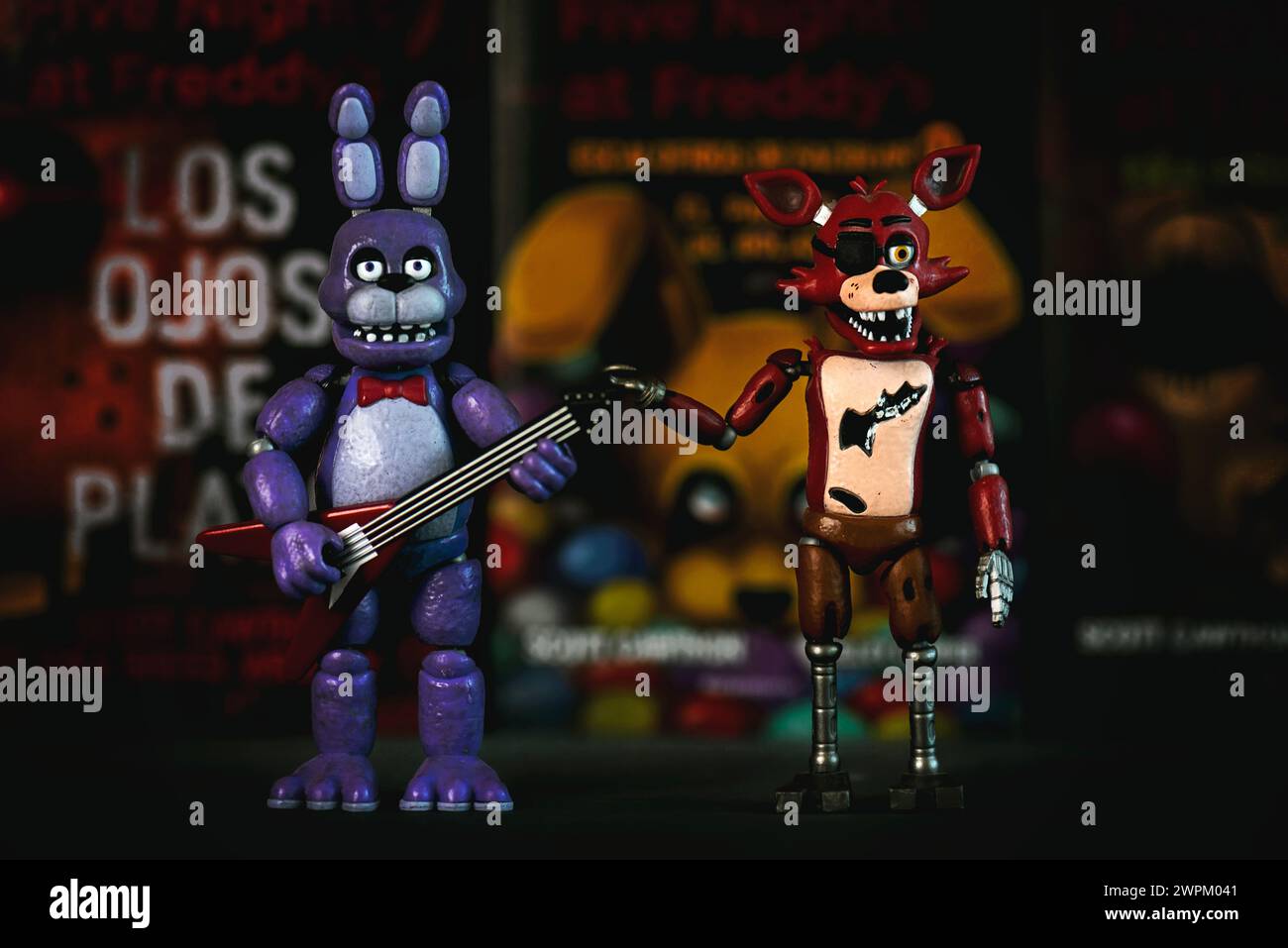 Figure di Bonnie e Foxy personaggi di videogiochi, film e libri Five Nights at Freddy's davanti ai libri. Editoriale illustrativo Foto Stock