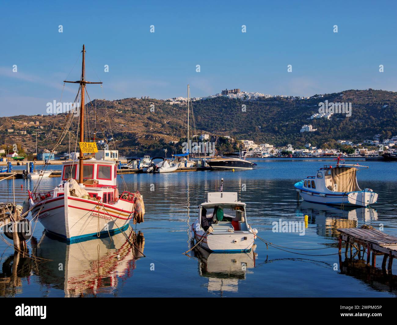 Vista sul porto di Skala verso il monastero di San Giovanni Teologo e Patmos Chora, l'isola di Patmos, il Dodecaneso, le isole greche, la Grecia, Europa Foto Stock