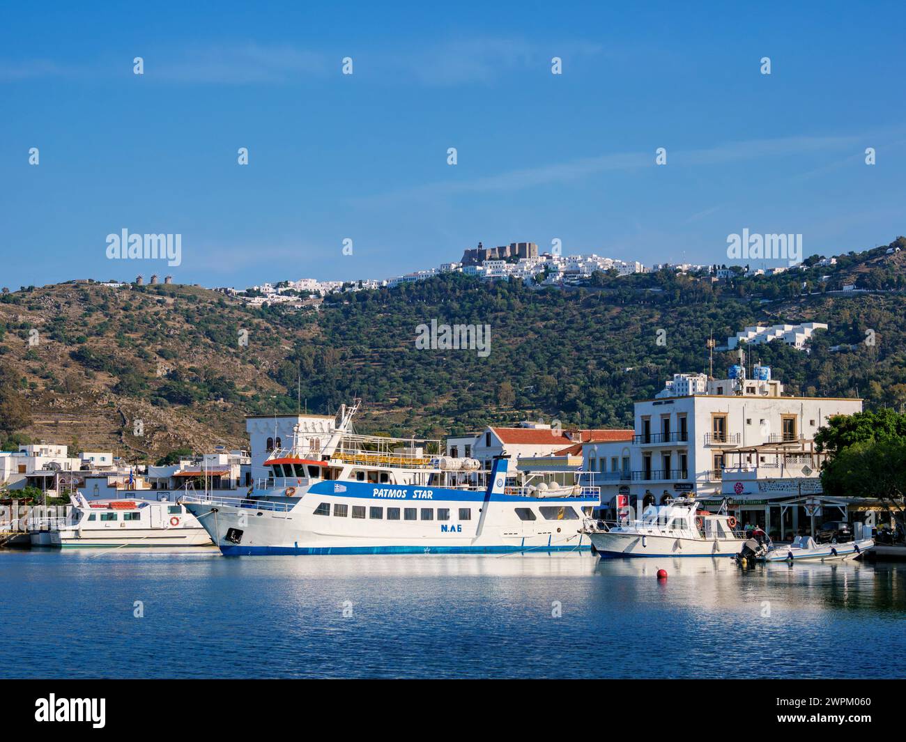 Vista sul porto di Skala verso il monastero di San Giovanni Teologo e Patmos Chora, l'isola di Patmos, il Dodecaneso, le isole greche, la Grecia, Europa Foto Stock