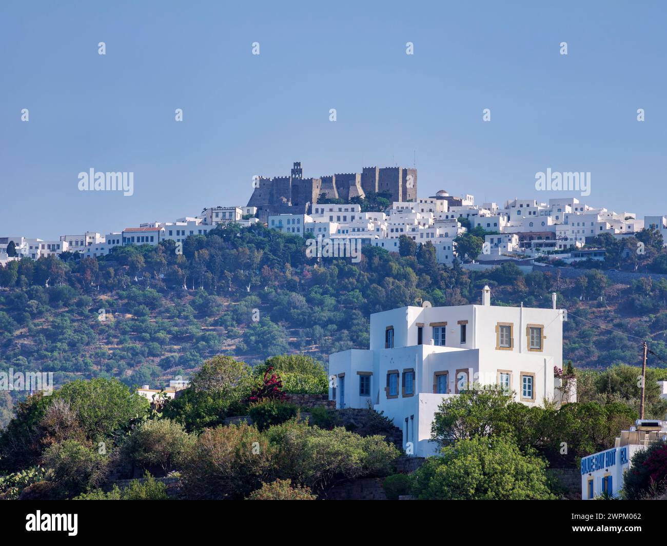 Vista verso il Monastero di San Giovanni Teologo, Patmos Chora, patrimonio dell'umanità dell'UNESCO, l'isola di Patmos, il Dodecaneso, le isole greche, la Grecia Foto Stock
