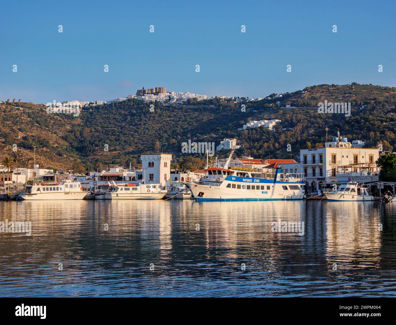 Vista sul porto di Skala verso il monastero di San Giovanni Teologo e Patmos Chora, l'isola di Patmos, il Dodecaneso, le isole greche, la Grecia, Europa Foto Stock
