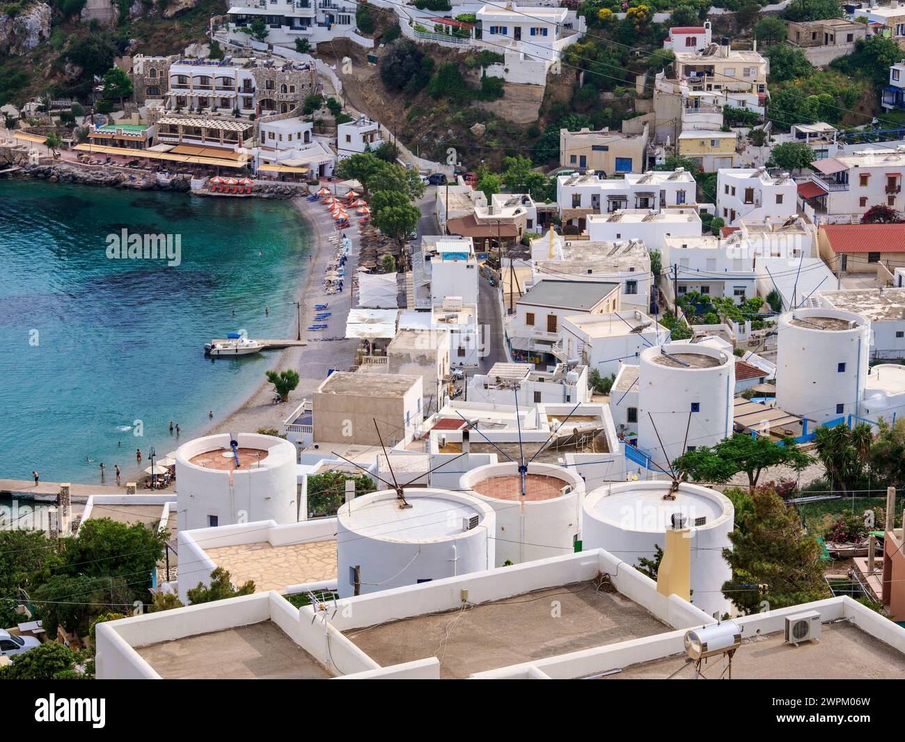 Mulini a vento e spiaggia Pandeli, vista sopraelevata, isola di Leros, Dodecaneso, isole greche, Grecia, Europa Foto Stock