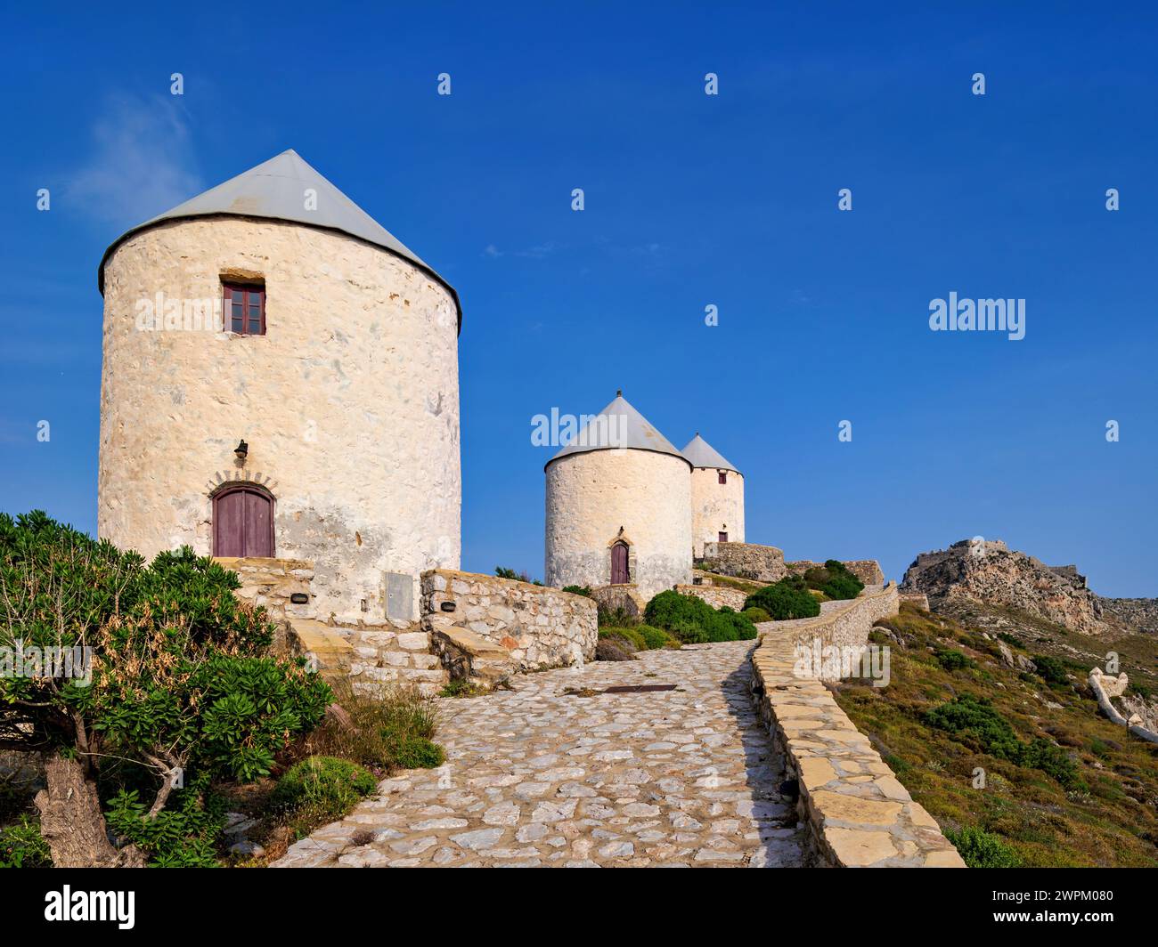 Mulini a vento di Pandeli con castello medievale sullo sfondo, isola di Leros, Dodecaneso, isole greche, Grecia, Europa Foto Stock