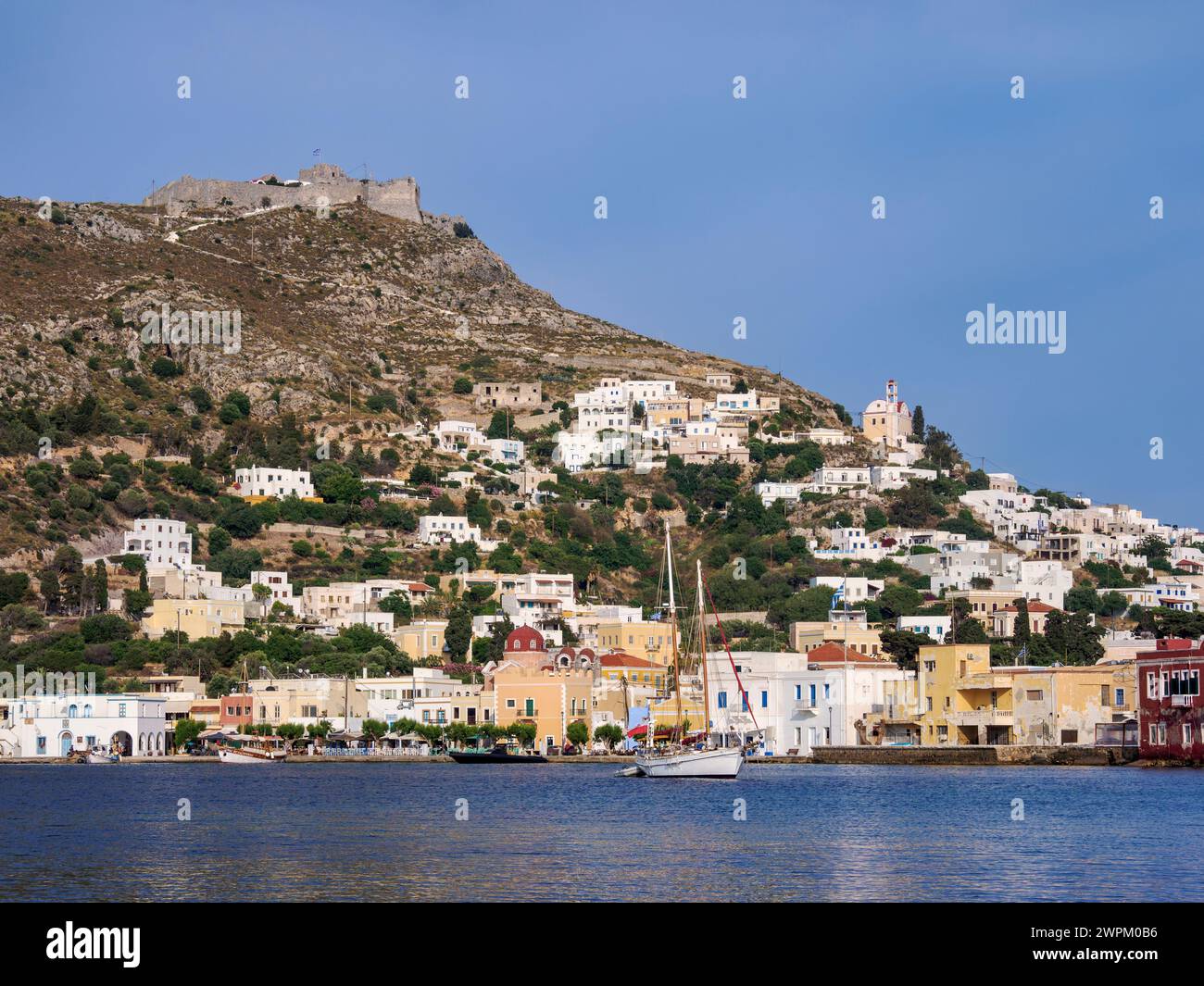 Lungomare di Agia Marina e Castello medievale di Pandeli, isola di Leros, Dodecaneso, isole greche, Grecia, Europa Foto Stock