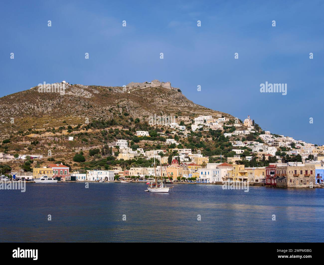 Lungomare di Agia Marina e Castello medievale di Pandeli, isola di Leros, Dodecaneso, isole greche, Grecia, Europa Foto Stock