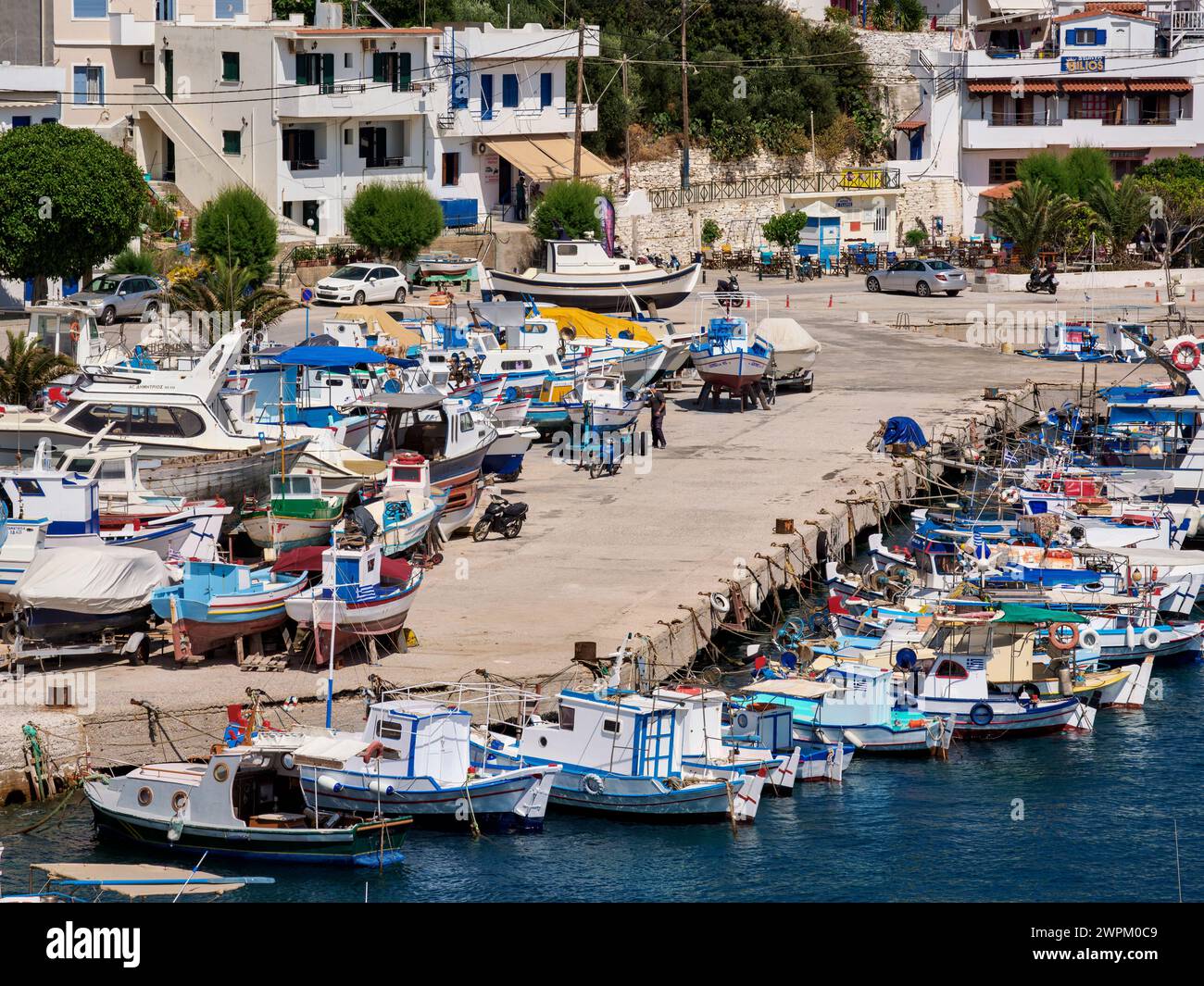 Barche da pesca al porto di Fournoi, vista sopraelevata, isola di Fournoi, Egeo settentrionale, isole greche, Grecia, Europa Foto Stock
