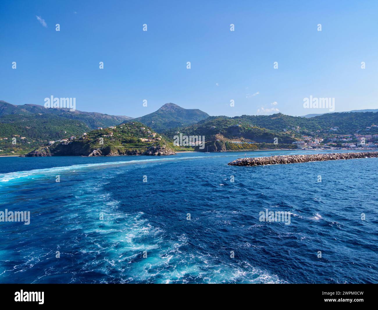 Traghetto in partenza dal porto di Evdilos, isola di Icaria, Egeo settentrionale, isole greche, Grecia, Europa Foto Stock